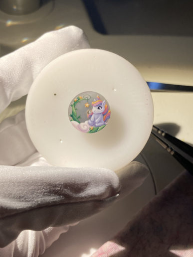 Peinture miniature sur nacre, 16 mm, petite licorne dans un décor étoilé