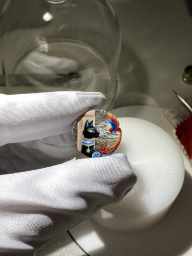 peinture miniature sur quartz avec incrustation, décor présentant un chat noir symbolisant Bastet et un phénix