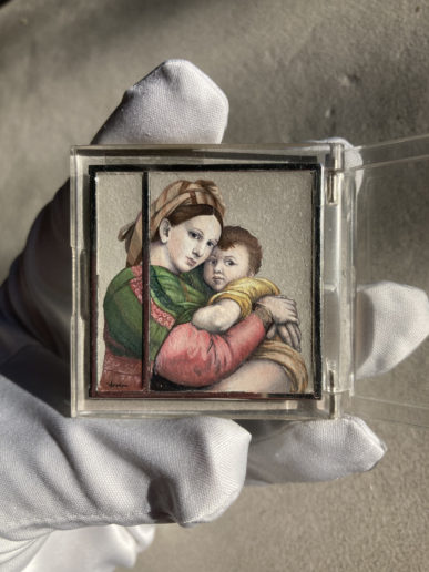 Peinture miniature sur béton à bijoux, représentant une femme avec enfant "La madone de Raphaël"