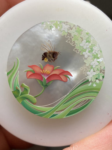 Peinture miniature sur nacre, abeille avec mouron rouge